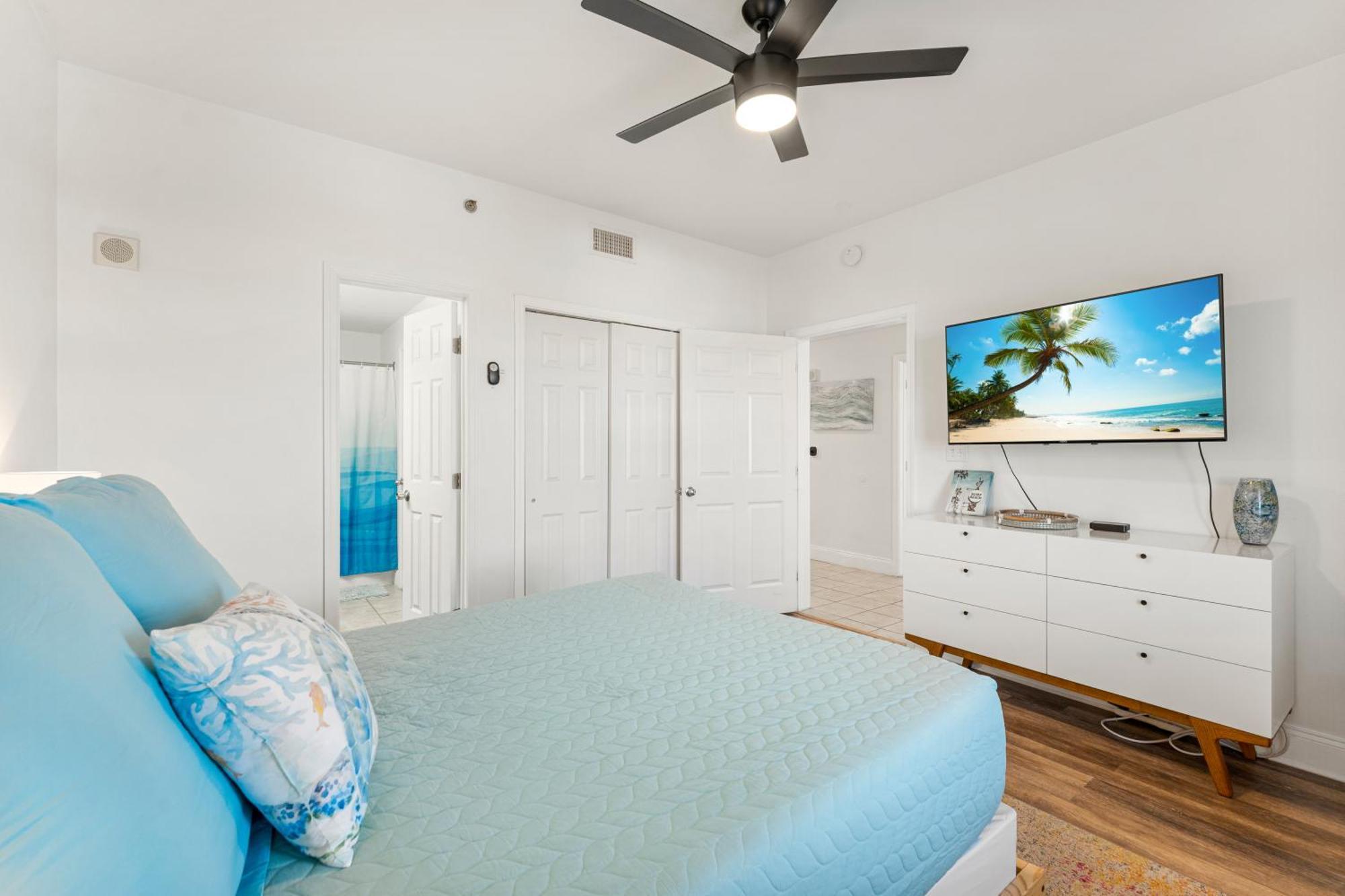 Apartment Luxurious 4 Bedroom Condo! Gulf Views! Sleeps 10 & Easy Beach Access! By Dolce Vita Getaways Pcb
