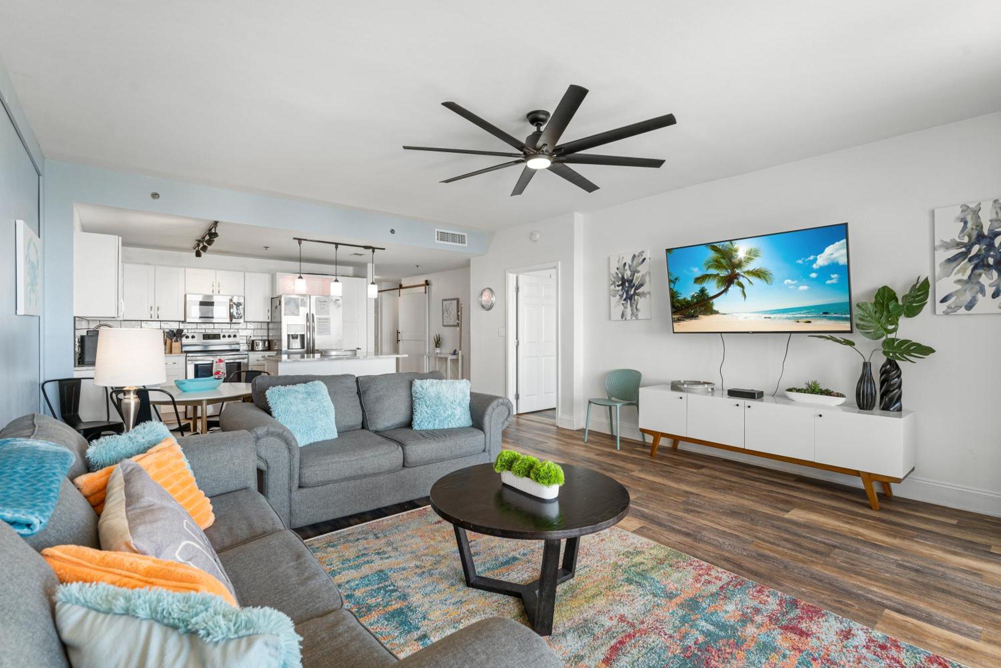 Apartment Luxurious 4 Bedroom Condo! Gulf Views! Sleeps 10 & Easy Beach Access! By Dolce Vita Getaways Pcb